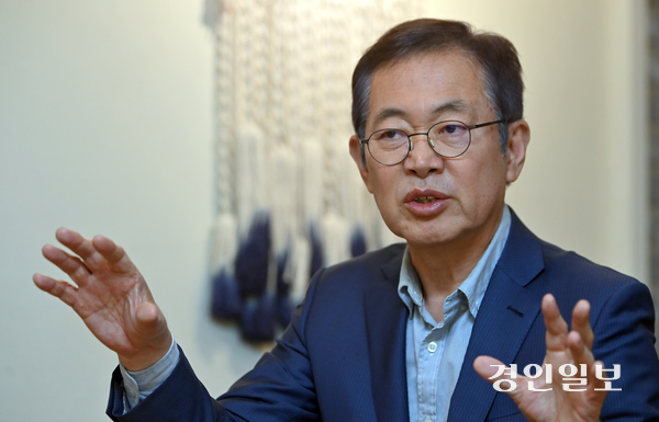 박남춘 전 인천시장이 지난 7일 연수구 카페에서 연수구갑 국회의원 보궐선거 출마에 대한 입장을 말하고 있다. 2026.4.7 /김용국기자 yong@kyeongin.com