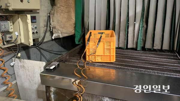 지난 7일 오후 찾은 화성시 소재 이주노동자 에어건 사고 사업장 내부. 사고 당시 사용된 에어건이 컨베이어 벨트 위 바구니에 거치돼 있다. 사업장 내부에는 CCTV가 설치돼 있지 않았다. 2026.4.7 /유혜연기자 pi@kyeongin.com