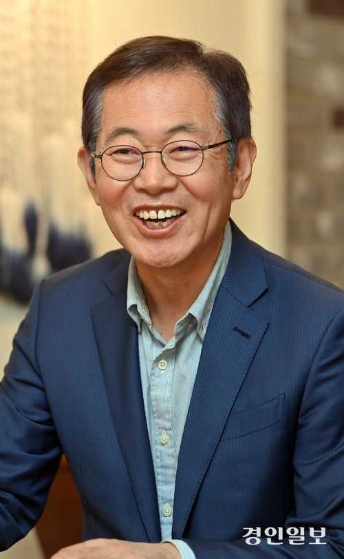 박남춘 전 인천시장이 지난 7일 연수구 카페에서 연수구갑 국회의원 보궐선거 출마에 대한 입장을 말하고 있다. 2026.4.7 /김용국기자 yong@kyeongin.com