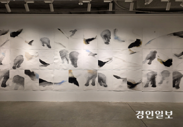 수원시립아트스페이스광교에서 열리고 있는 ‘하나 쌓고, 하나 빼-기’ 전시 모습. 2026.4.8 /구민주기자 kumj@kyeongin.com