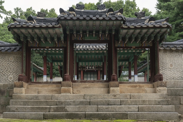 육상궁 외삼문에서 바라본 연호궁 현판 뒤 육상묘. /최철호 성곽길역사문화연구소 소장 제공