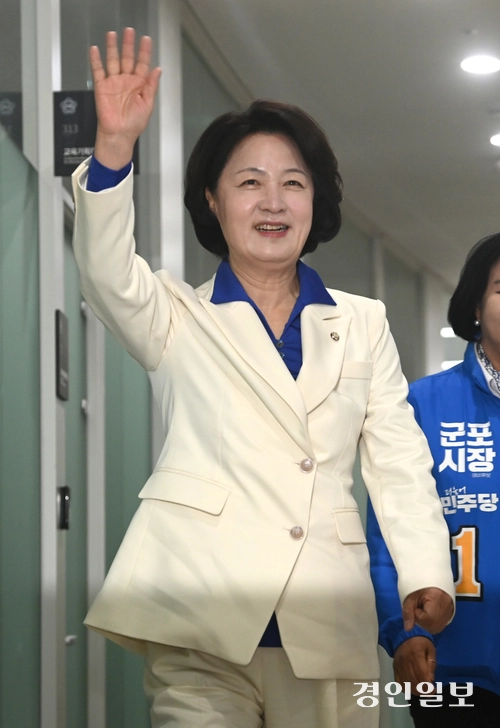 추미애 더불어민주당 경기도지사 후보가 8일 수원시 경기도의회 기자회견장에 들어서고 있다. 2026.4.8 /최은성기자 ces7198@kyeongin.com