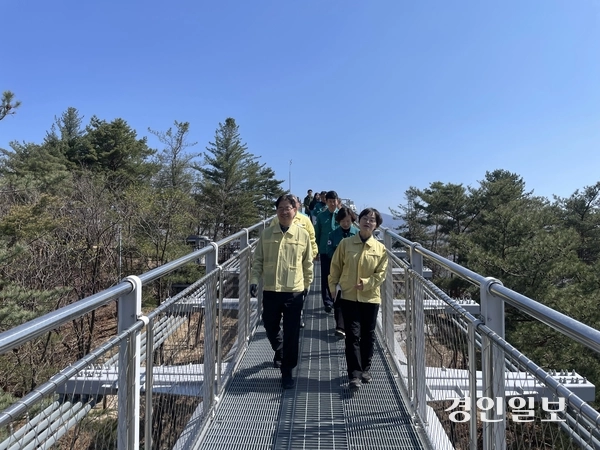8일 가평군 운악산출렁다리 특별안전점검에 나선 김규식 경기도 안전관리실장, 김미성 가평 부군수 등이 출렁다리를 건너며 로드체킹을 하고 있다. 이날 김 실장과 특별안전점검단 등은 조종면 운악산출렁다리, 가평읍 스카이라인 집라인, 북면 천리교 등의 현장을 돌며 시설물 등에 대한 안전을 점검했다. 2026.4.8 가평/김민수기자 kms@kyeongin.com