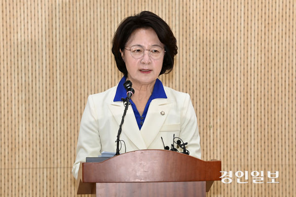 사진은 추미애 더불어민주당 경기도지사 후보가 8일 수원시 경기도의회 브리핑룸에서 기자회견을 하고 있는 모습. 2026.4.8 /최은성기자 ces7198@kyeongin.com