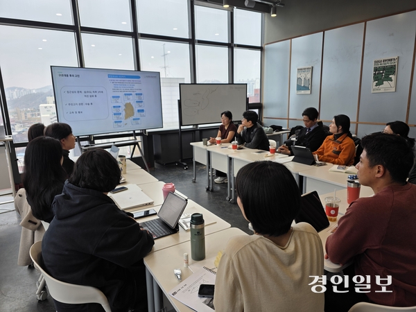 지난달 초 플랜오션이 자원봉사자들과 함께 해양동물 좌초 대응에 대해 이야기를 나누는 자리를 마련하고 현재 시스템 등에 대해 논의하고 있다. /구민주기자 kumj@kyeongin.com