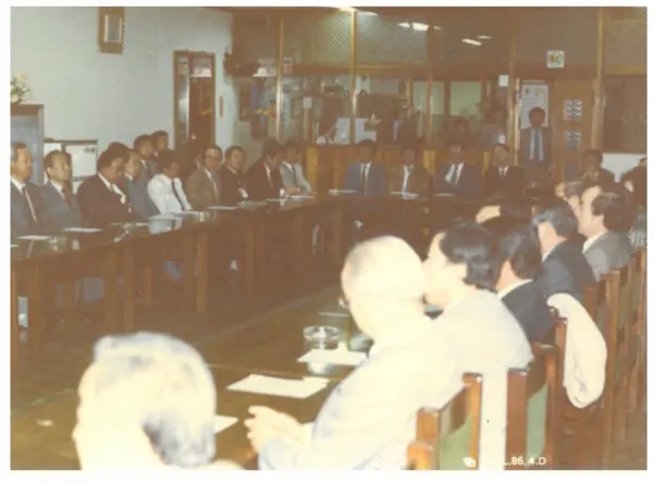 1986년 4월 8일 오전 7시 인천 중구 정석빌딩 구관 연미정에서 개최된 제1회 새얼아침대화 강연 모습.  /새얼문화재단 제공