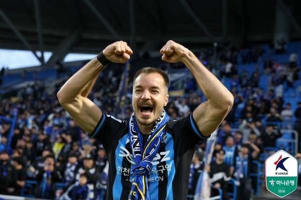 인천 유나이티드 무고사가 지난 5일 인천축구전용경기장에서 열린 김천 상무와의 경기를 마치고 팬들을 향해 세리머니를 하고 있다. /한국프로축구연맹 제공