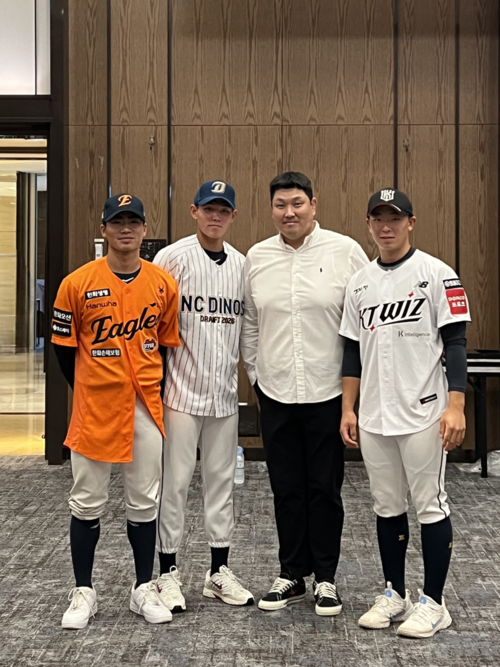 지난해 9월 열린 2026 KBO리그 신인드래프트에서 ‘유신고 3총사’가 나란히 프로구단으로부터 지명을 받았다. (왼쪽부터)한화 오재원, NC 신재인, 유신고 야구부 홍석무 감독, kt 이강민. /유신고 제공