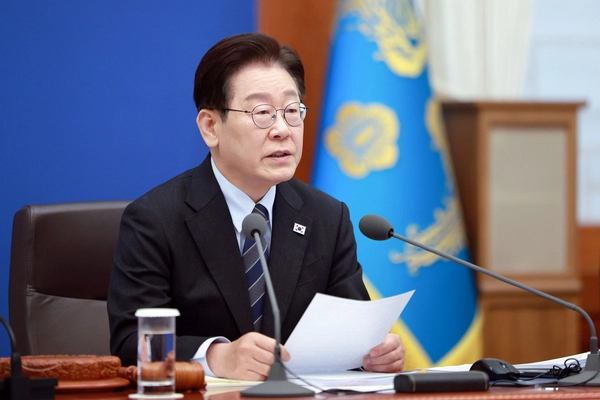 이재명 대통령이 화성시의 한 알루미늄 세척 업체에서 발생한 이주노동자 ‘에어건 사건’에 대해 철저한 조사를 촉구했다. 사진은 지난 6일 이 대통령이 청와대에서 열린 국무회의 겸 비상경제점검회의에서 발언하고 있는 모습. 2026.4.6 /청와대통신사진기자단