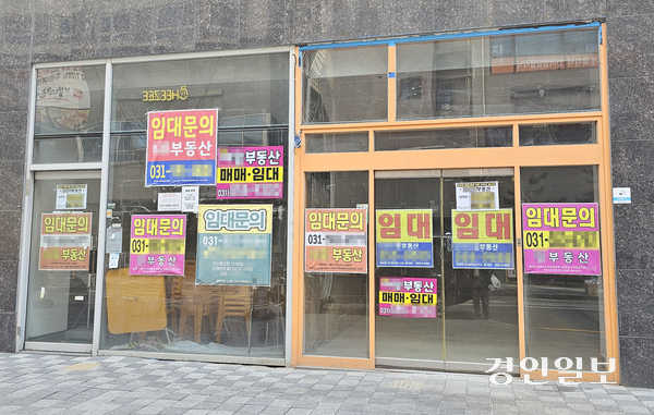 남양주시 다산신도시 다산역 인근 상가 건물에 임대문의 팻말이 다닥다닥 붙어있다. 2026.4.7 남양주/이종우기자 ljw@kyeongin.com