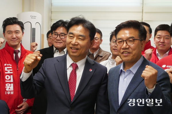 지난 8일 오전 안양시청 기자실에서 김철현(앞줄 오른쪽) 국민의힘 안양시장 예비후보가 후보 사퇴 및 김대영 예비후보 지지를 선언한 후 김대영(앞줄 왼쪽) 후보 및 도의원·시의원 예비후보들과 함께 파이팅을 외치고 있다.  2026.4.8 안양/박상일기자 metro@kyeongin.com