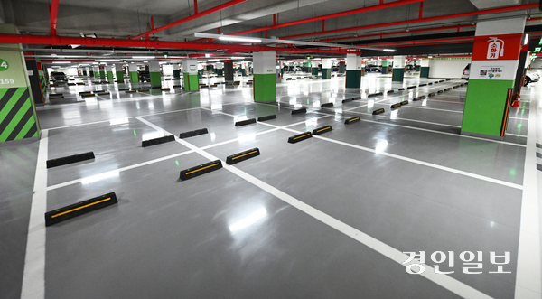 에너지 절감 조치로 공공부문 차량 2부제, 지방자치단체 등 공공기관이 운영하는 공영주차장 대상 ‘승용차 5부제’가 적용된 8일 오전 수원시 경기도청 주차장이 한산한 모습을 보이고 있다. 2026.4.8 /최은성기자 ces7198@kyeongin.com