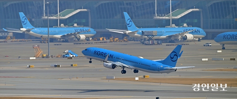 유가의 급등은 항공산업에도 영향을 끼쳐 5월 국내선 유류할증료가 4월 기준 7700원 보다 4.4배 오른 3만4100원으로 책정되는 등 항공기반 여행레저 산업, 화물기를 이용한 반도체와 전자기기 업체까지도 영향을 끼칠 전망이다. /조재현기자 jhc@kyeongin.com