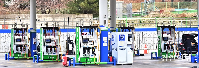 비교적 비싼 가격으로 판매 중인 인천의 한 주유소가 한산한 모습을 보이고 있다. /조재현기자 jhc@kyeongin.com