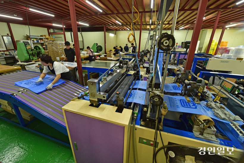 석유에서 뽑아내는 원료인 나프타의 수급 불안정은 종량제 봉투 사재기현상으로 번졌다. 사진은 인천의 한 종량제 봉투 제작 업체 모습. /조재현기자 jhc@kyeongin.com