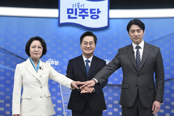 ‘더불어민주당 경기도지사 후보자 2차 합동토론회’ 기념촬영. /경기사진공동취재단