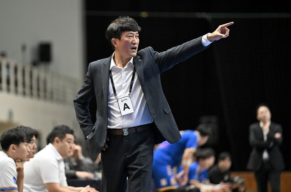 지난달 13일 핸드볼H리그 충남도청과의 경기 중 장인익 인천도시공사 감독. /한국 핸드볼연맹 제공