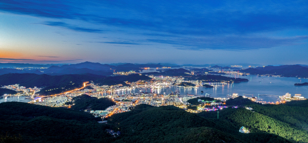 미륵산에서 바라 본 통영항 야경. /통영시 제공