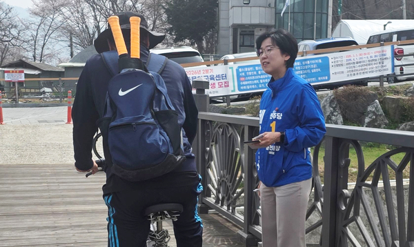 제갈임주 더불어민주당 과천시장 예비후보가 구석구석 시민들을 찾아가 목소리를 듣는 ‘경청투어’를 진행하고 있다. /제갈임주 예비후보 제공