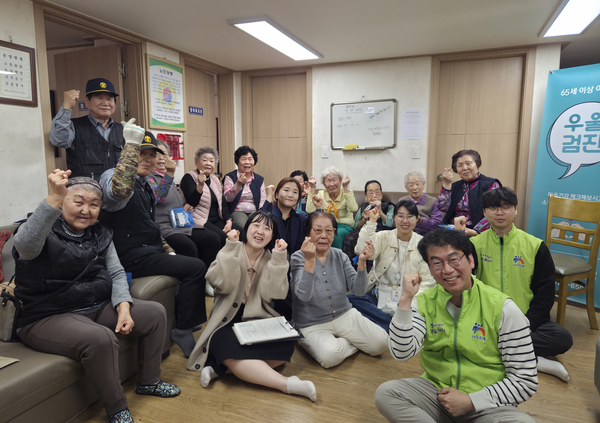 주택관리공단 하남풍산3단지 노인입주민들이 우울검사를 받은 뒤 간단한 우울관리법을 배우고 있다. 2026.4.9 /주택관리공단 제공