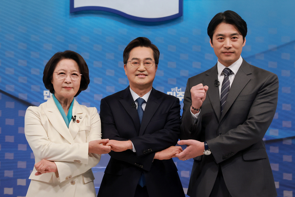 더불어민주당 추미애(왼쪽부터)·김동연·한준호 경기도지사 경선후보가 지난 1일 서울 양천구 SBS에서 열린 더불어민주당 경기도지사 후보자 2차 TV 합동토론회에 참석해 기념 촬영하고 있다. /연합뉴스