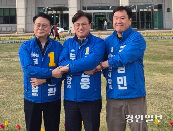 더불어민주당 서진웅·한병환·김광민 예비후보가 11일 오후 부천시청 앞에서 기자회견을 열고 ‘부천 혁신과 대도약의 승리’를 위한 3인 공동 합의서를 채택했다. 2026.4.11 /서진웅 예비후보 페이스북 캡쳐.