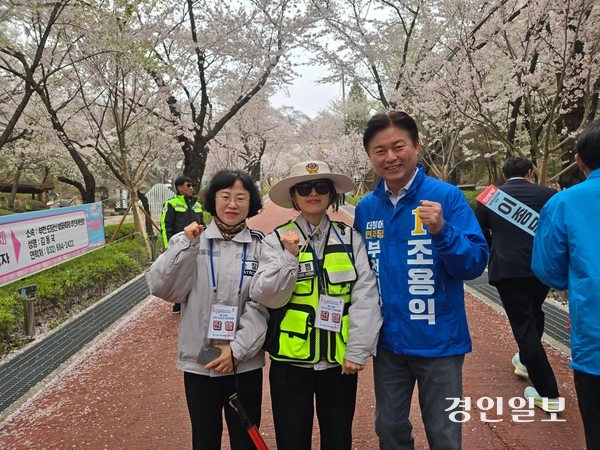 재선 행보를 본격화 한 조용익 부천시장이 11일 도당산 벚꽃 축제 행사를 찾아 시민들과 기념촬영을 하고 있다. 2026.4.11 /조용익 시장 페이스북 캡쳐.