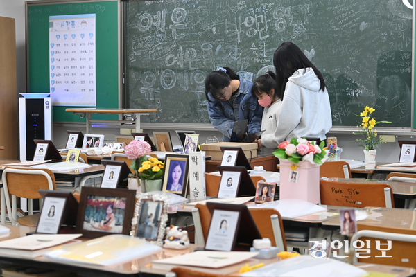 세월호 참사 12주기를 나흘 앞둔 12일 오전 안산시 단원고4.16기억교실을 찾은 한 가족이 교실을 둘러보며 희생자들을 추모하고 있다. 2026.4.12 /최은성기자 ces7198@kyeongin.com