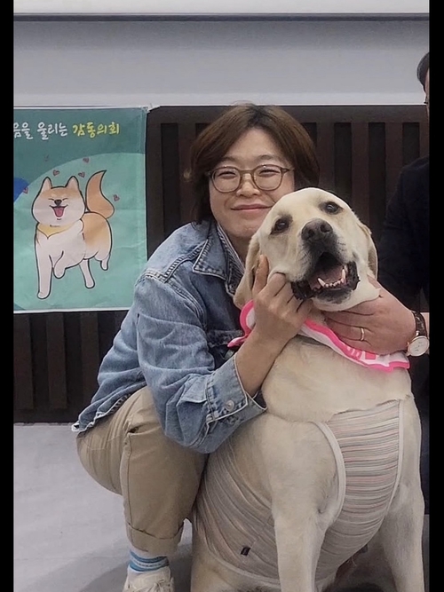 자신의 반려동물과 함께 연수구의회 의원연구단체 ‘함께 반려문화 연구회’ 간담회에 참석한 윤혜영 의원. /함께 반려문화 연구회 제공