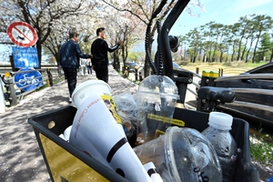 [포토] 상춘객 다녀간 뒤엔…