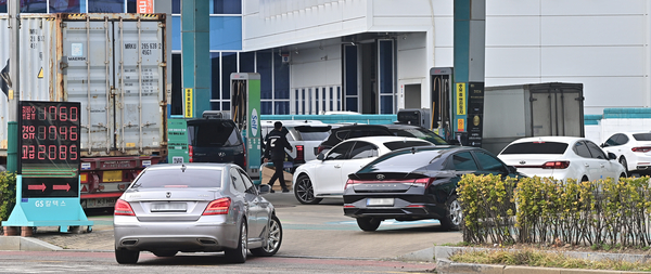 기름값 4년만에 2천원 턱밑… 배달업 부담 ‘눈덩이’