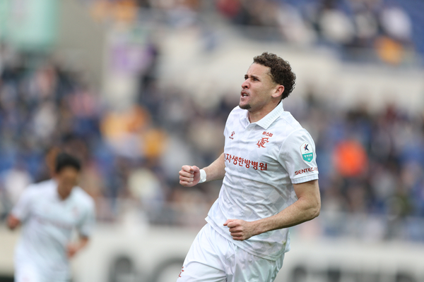 K리그1 부천FC 갈레고가 11일 광주월드컵경기장에서 열린 광주FC와의 경기에서 득점한 뒤 기뻐하고 있다. /한국프로축구연맹 제공
