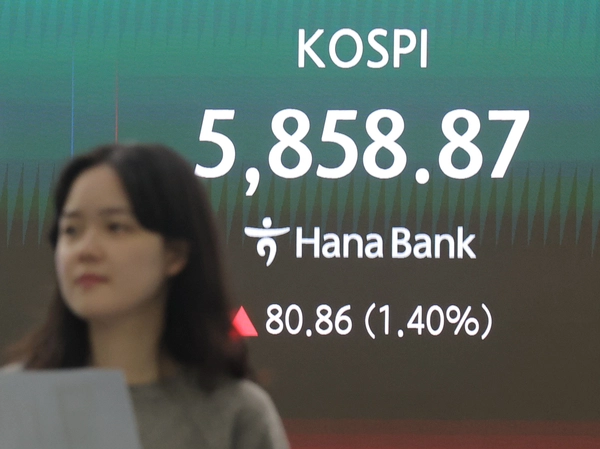 코스피가 전장보다 80.86p(1.40%) 오른 5,858.87으로 마감한 10일 오후 서울 중구 하나은행 딜링룸에서 딜러들이 업무를 보고 있다. 이날 원/달러 환율은 오후3시30분 기준 전날과 같은 1,482.5원을 기록했고, 코스닥은 17.63p(1.64%) 오른 1,093.63로 마감했다. 2026.4.10 /연합뉴스