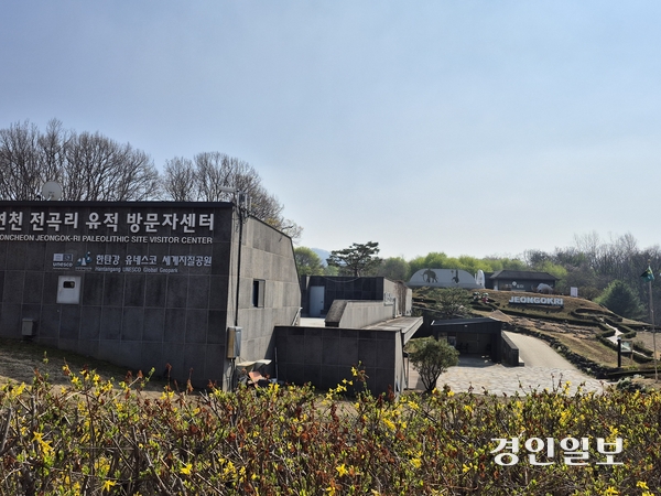 연천군 전곡리선사유적지에서 오는 5월2~5일 체험·전시·공연 등이 어우러진 ‘제33회 연천 구석기축제’가 개최된다. 연천/오연근기자 oyk@kyeongin.com