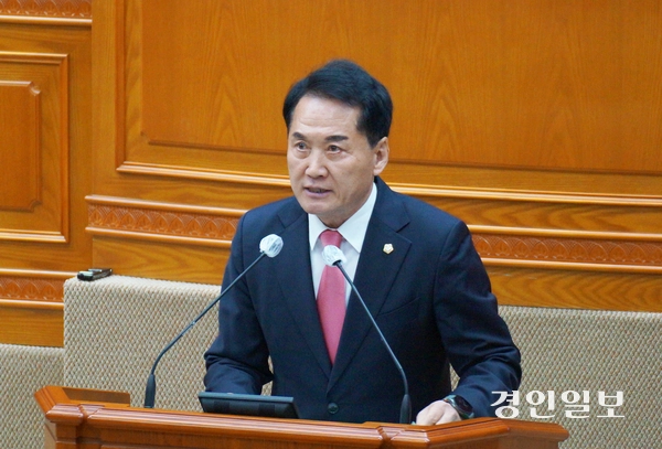 13일 오전 진행된 제310회 안양시의회 임시회 제1차 본회의에서 음경택 의원이 5분 자유발언을 통해 안양사랑페이 수혜대상 확대를 위한 방안을 제시하고 있다. 2026.4.13 안양/박상일기자 metro@kyeongin.com