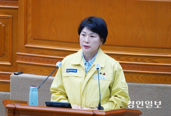 13일 오전 진행된 제310회 안양시의회 임시회 제1차 본회의에서 최병일 의원이 5분 자유발언을 통해 부진한 다회용컵 사용 실태를 지적하면서 시청사 내에 텀블러 세척소독기를 확대 배치할 것을 제안하고 있다. 2026.4.13 안양/박상일기자 metro@kyeongin.com