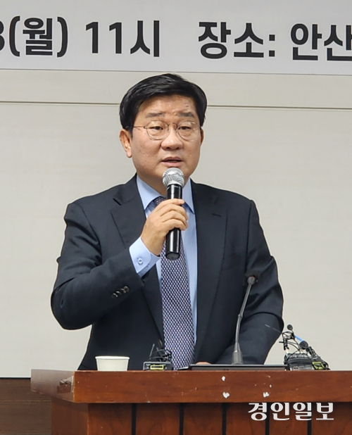 전해철 전 국회의원이 13일  안산시의회 대회의실에서 6·3 지방선거와 함께 치러지는 안산갑 국회의원 보궐선거 출마를 선언하고 있다. 2026.4.13 안산/김종찬기자 chani@kyeongin.com
