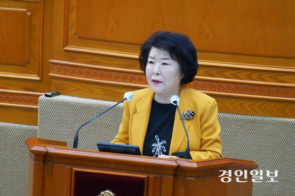13일 오전 진행된 제310회 안양시의회 임시회 제1차 본회의에서 김보영 의원이 5분 자유발언을 통해 소아재활 의료기관 부족 문제 해소를 위해 공공이 적극 나설 것을 주문하고 있다. 2026.4.13 안양/박상일기자 metro@kyeongin.com