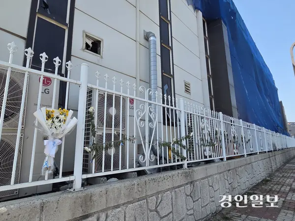 13일 오전 찾은 화성시 서신면 아리셀 공장. 공장에 맞닿아있는 철망 울타리에는 파란 리본과 함께 하얀 국화꽃들이 매달려 있었다. 2026.4.13 /이시은기자 see@kyeongin.com