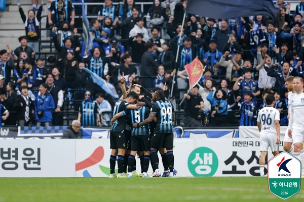 11일 인천축구전용경기장에서 열린 울산HD와의 경기에서 인천 유나이티드 무고사가 동점골을 넣은 뒤 선수들이 기뻐하고 있다. /한국프로축구연맹 제공
