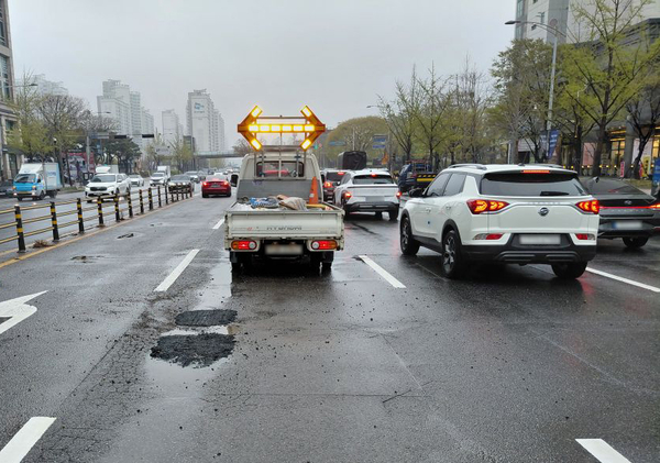 지자체 아스콘 수급난 ‘몸살’ 포트홀 보수 못해 사고 우려