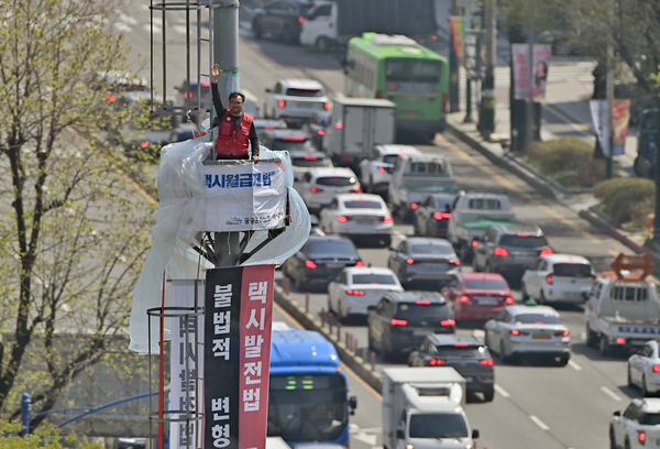 인천 올라온 전주 택시기사 ‘20m 고공 투쟁’
