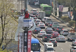인천 올라온 전주 택시기사 ‘20m 고공 투쟁’