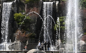 [포토] 때이른 4월 더위, 식히는 시민들