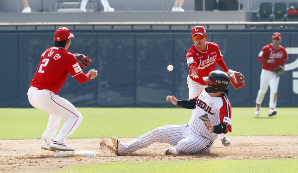 5연패 수렁 SSG, 선발진·수비 불안 등 ‘첩첩산중’… 힘들다 ‘실책’