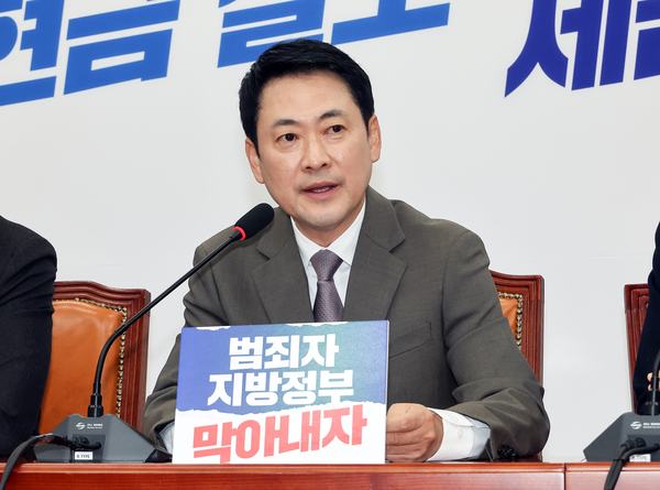 6·3 지방선거를 앞두고 미국으로 떠난 국민의힘 장동혁 대표의 행보를 두고 당 안팎에서 비판이 집중됐다. 사진은 지난 10일 장 대표가 국회에서 열린 긴급최고위원회의에서 발언하고 있는 모습. 2026.4.10 /연합뉴스