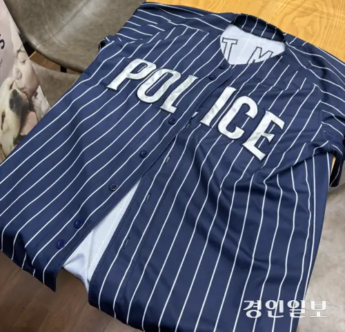 ‘POLICE’라고 쓰인 경찰청 여자야구단 유니폼. /백효은기자100@kyeongin.com