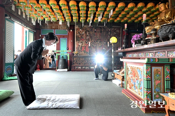 추미애 더불어민주당 경기도지사 후보가 14일 화성시 송산동 용주사에 방문해 주지 성효스님을 예방했다. 2026.4.14 /최은성기자 ces7198@kyeongin.com