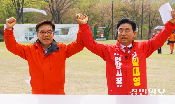 14일 오후 3시 안양 만안구 삼덕공원에서 진행된 김대영 국민의힘 안양시장 후보 출마 기자회견에서 김대영(오른쪽) 후보와 김철현 총괄선거대책본부장이 손을 맞잡고 선거 승리를 다짐하고 있다.  2026.4.14 안양/박상일기자 metro@kyeongin.com