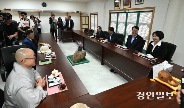 추미애 더불어민주당 경기도지사 후보와 정명근 화성시장 후보가 14일 화성시 송산동 용주사를 방문해 주지 성효스님과 차담을 나누고 있다. 2026.4.14 /최은성기자 ces7198@kyeongin.com